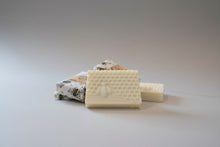 Load image into Gallery viewer, Goat's milk, beeswax and honey soap bar (3 Pack)