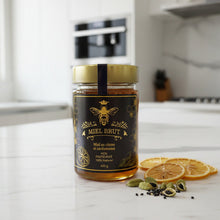Load image into Gallery viewer, Mielbrut Lemon &amp; Cardamom Honey — Raw Quebec Honey with Warm Spice
